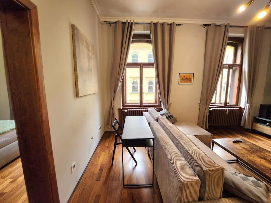 Spacious Apartment 6Min From The Dancing House Praag Buitenkant foto